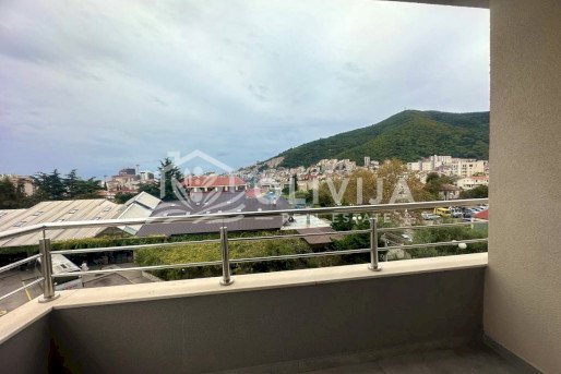 Stan sa 2 spavaće sobe, sa pogledom na planine u Budvi, Crna Gora