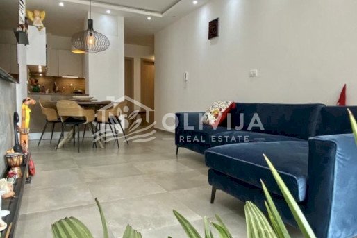 Stan sa 2 spavaće sobe u novom kompleksu u Budvi, Crna Gora
