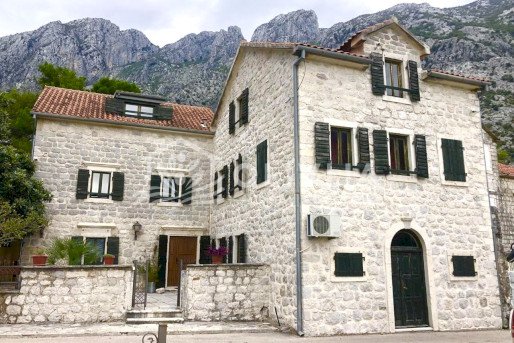 Kameni troetažni dom na prvom redu u Orahovcu, na obali Bokokotorskog zaliva
