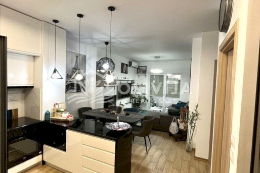 Stan sa pogledom na planine u novom kompleksu u Budvi, Crna Gora