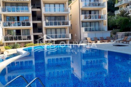 One-bedroom apartment in a complex with a swimming pool, Pržno — 500 m from the sea