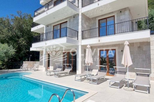Villa with a pool and sea view, 5 minutes from Budva