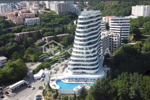 Bečići – samo 100 metara od mora!