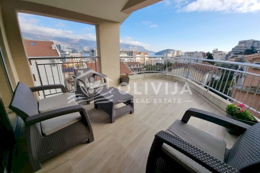 Three-bedroom apartment with sea view in Budva