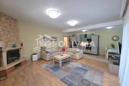 Stan sa 2 spavaće sobe za izdavanje blizu mora u Bečićima