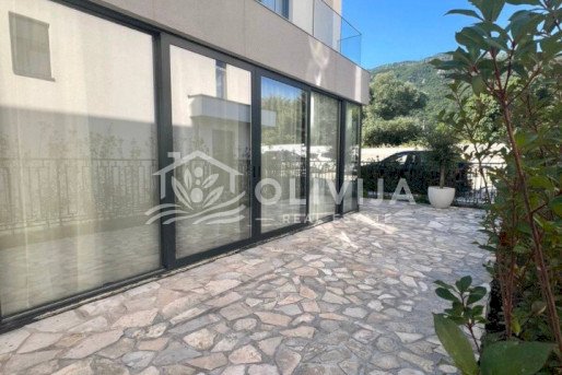 Трёхэтажнhttps://www.olivijarealestate.com/ru/crm/objekti/novaja-nedvigimost/#meый таунхаус с бассейном и террасой рядом с Будвой