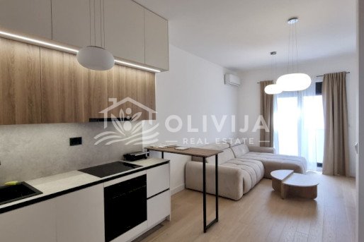 Stan na prodaju u Bečićima, Crna Gora — dvosoban, 65 m², 250 m od mora, garaža
