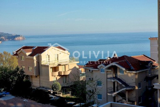 Квартира с двумя спальнями в жилом комплексе с бассейном